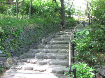 石積みの脇には水路があります