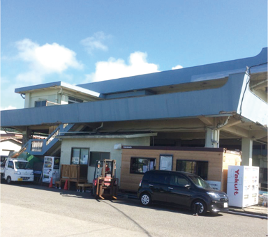 老朽化が進んだ漁業協同組合の建物